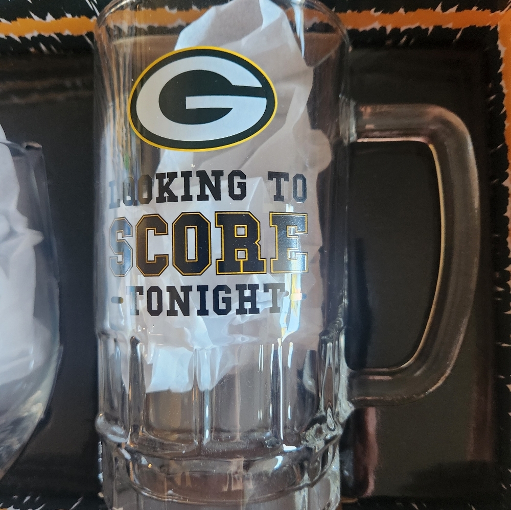 NWT- NFL Greenbay Packers Collector Glasses. 1 beer mug & 1 wine glass